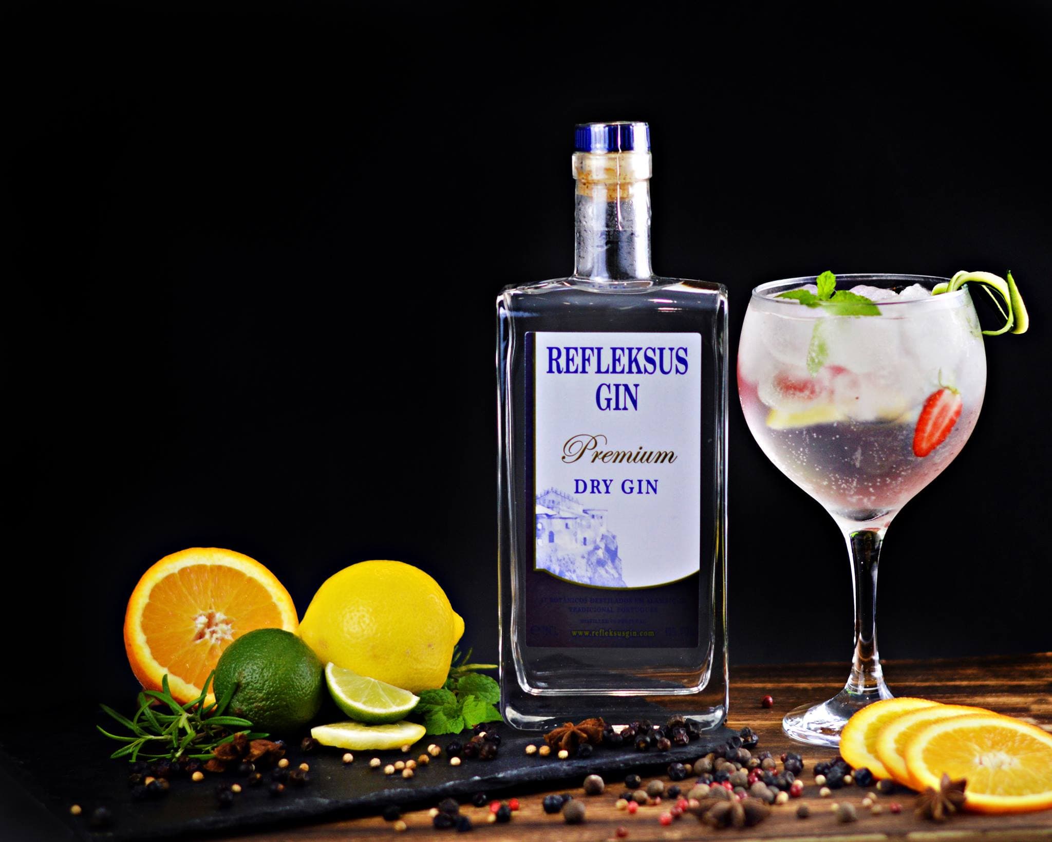 Refleksus Gin cocktail with fresh fruits and botanicals